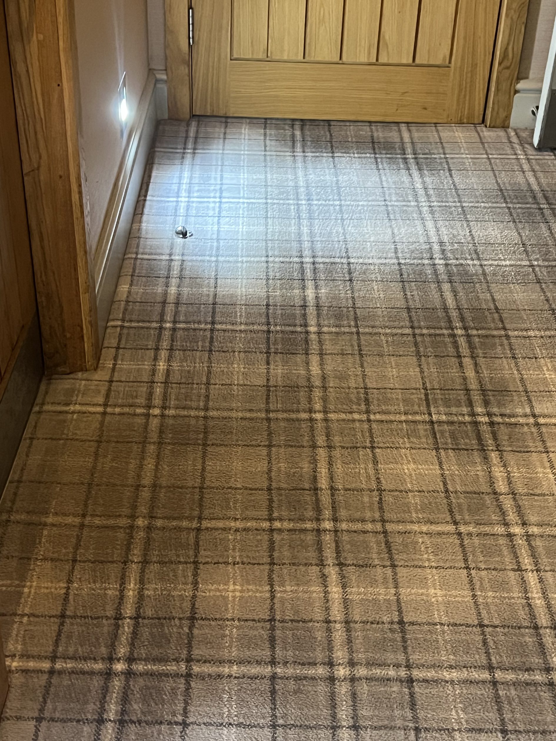 Patterned hallway carpet cleaning after cleaning